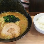 横浜家系 泰和らーめん - 豚骨ラーメン(しょう油)+ライス