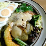 かれーの店 ポカラ - スペシャルとはチーズと茹で玉子の他に野菜が８種類も。南瓜、茄子、ブロッコリー、いんげん豆、トマト、ピーマン、人参、じゃがいも。