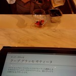 ピエール・エルメ・パリ - まず、フルーツを入れるパティシエ（２階）