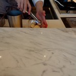 ピエール・エルメ・パリ - ソルベを盛り付けています（２階）