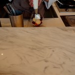 ピエール・エルメ・パリ - クリームシャンティを絞っています（２階）