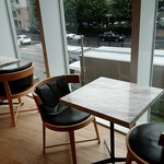 ピエール・エルメ・パリ - 青山通りが見渡せるテーブル席もあります（２階）