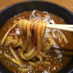 七弐八製麺 - ぶっこみカレーうどん　持ち上げ