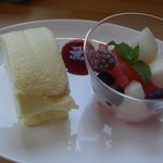 エリーの本日の気まぐれ　フルーツコンフォートとロールケーキ
