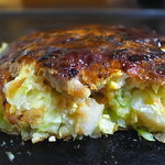 Okonomiyaki Tsuruhashi - 豚玉（断面）
