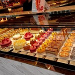 ピエール・エルメ・パリ - ケーキが並んでいます（１階）