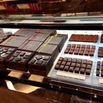 ピエール・エルメ・パリ - ショコラが並んでいます（１階）