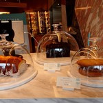 ピエール・エルメ・パリ - 焼き菓子が並んでいます（１階）