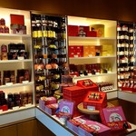 ピエール・エルメ・パリ - ギフト品が揃っています（１階）