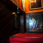 名曲・珈琲 麦 - 特徴的な赤い階段。