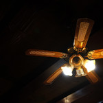 名曲・珈琲 麦 - 天井のシーリングファンがステキ。