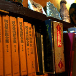 名曲・珈琲 麦 - 本棚には古びた本も。