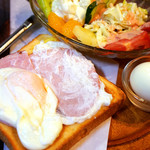 名曲・珈琲 麦 - 大きなハムエッグのトースト。