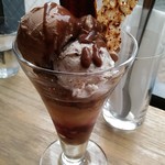 ミニマル - 梨のジュレとチョコレートのパフェ