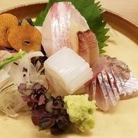 割烹 白鷹 - お造り盛り合わせ
                  ③鰹(産地聞き忘れ)のたたき
                  ④障泥烏賊(山口県産)
                  ⑤地鯵(山口県産)
                  ⑥ミル貝(岡山県産)
                  ⑦真鯛(山口県産)