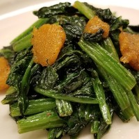 割烹 白鷹 - ⑪赤雲丹(山口県産)と法蓮草のバター炒め
                法蓮草を軽く湯通し→バターでソテー。
                赤雲丹に軽く火を通してから、配膳。
                赤雲丹の旨みと甘みが素晴らしく、市中のウニホーレンとは一線を画します。