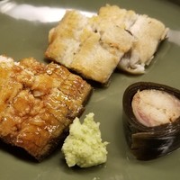 割烹 白鷹 - ここで鰻を注文しようとするが白焼きか蒲焼きかで迷って、しばらく考え込む。
                いっそ、頼むのを止めようかと思った所、板前さんから「半分ずつ仕上げましょう。」とのありがたい提案。
                m(_ _)m