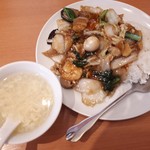 中国料理 牡丹飯店 - パパは中華丼を注文しました。玉子スープ付き。