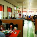 くるまやラーメン - 老若男女、誰でも安心して入れるこの雰囲気がくるまやラーメンの魅力のひとつです。