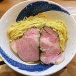 Chuuka Soba Oshitani - つけそばの麺とチャーシュー（2018年9月）
                スダチがいいアクセントに使えた。