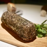 キュイジーヌ[s] ミッシェル・トロワグロ - 肉料理（セルダニョーのパン包み）