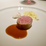 キュイジーヌ[s] ミッシェル・トロワグロ - 肉料理（セルダニョーのパン包み）