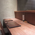 鳥茂 - 簡素なカウンター席