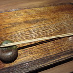 鳥茂 - 木の盆と箸代わりの竹串