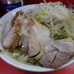 ラーメン二郎 - ブタがデカッ！！