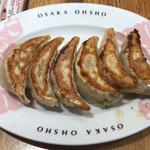 Oosakaoushou - とりの唐揚げプレート ¥1,150 の餃子