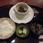 赤沢温泉ホテル - ご飯　赤出し　香の物　牛肉のオイスターソース炒め