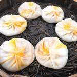 佳家汤包 - 純蟹粉湯包(カニ味噌の小籠包)