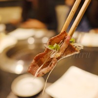 焼肉 喰心 - 薄切りタンはネギで巻いて