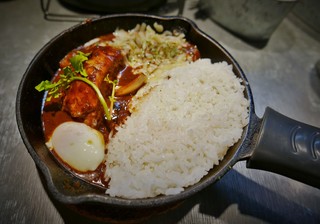 キャンプエクスプレス - やわらか豚煮込みカレー（917円）チーズ、卵トッピング