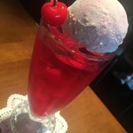 ヒロマンズコーヒー - クリームソーダいちご（700円）