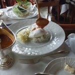 ザ・フジヤ - ポーチドエッグに伝統のカレーソースをかけて♪