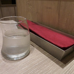 Godonofu Toukyou - 内観；お水；グラスが変わっています