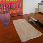 ピッツェリア ジターリア ダ フィリッポ - 内観；カウンター席の様子；お水