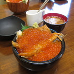 海鮮処 魚屋の台所 本店 - 焼鮭とイクラの親子丼 