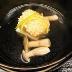 Fushikino - 椀物　ハモの香煎揚げ　大徳シメジ　新生姜のシンジョ
