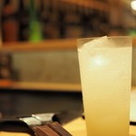 路地裏もんじゃ こぼれや - "梅乃宿の柚子酒ソーダ割り"