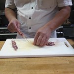 う奈ぎ道場 - 新鮮な肝を下ごしらえして、串刺しから