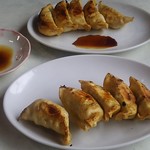 ふじや - 揚げと焼きの中間のような「餃子」美味しかったぁ
