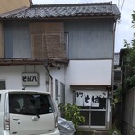 Soba Hachi - お店の正面。駐車場は狭め。