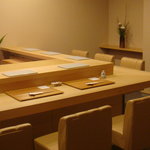 鮨 志の助 - 清潔感漂う店内