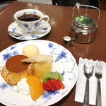 喫茶トリコロール - プリンアラモードセット（税込1,218円）