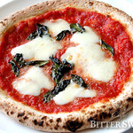 Bitter Sweet - ピザ・マルゲリータ　¥1,273〔税込¥1,400〕：トマトソース、モッツァレラチーズ、バジルで作るシンプルな定番ピザです。