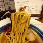 海老丸カルボナーラの麺リフトアップ