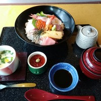 割烹みなと (アートホテル大阪ベイタワー) - 海鮮丼2376円