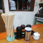 味の新宮 小鶴店 - 卓上調味料と麺を打つおにいさまの凛々しい後ろ姿。